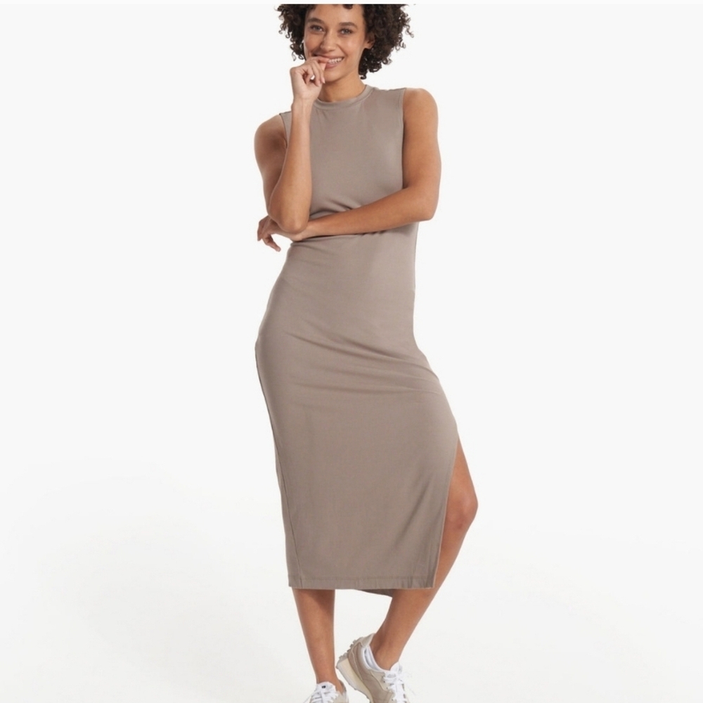 NWT Women's Vuori "Pose Sands Dress" in Color "Graphite". Various Sizes